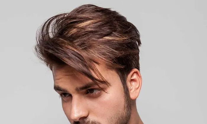 Трендові чоловічі стрижки на середнє волосся 2024 фото