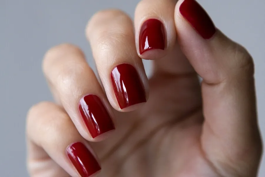 Червоний гель-лак, трендовий колір покриття нігтів в новому році