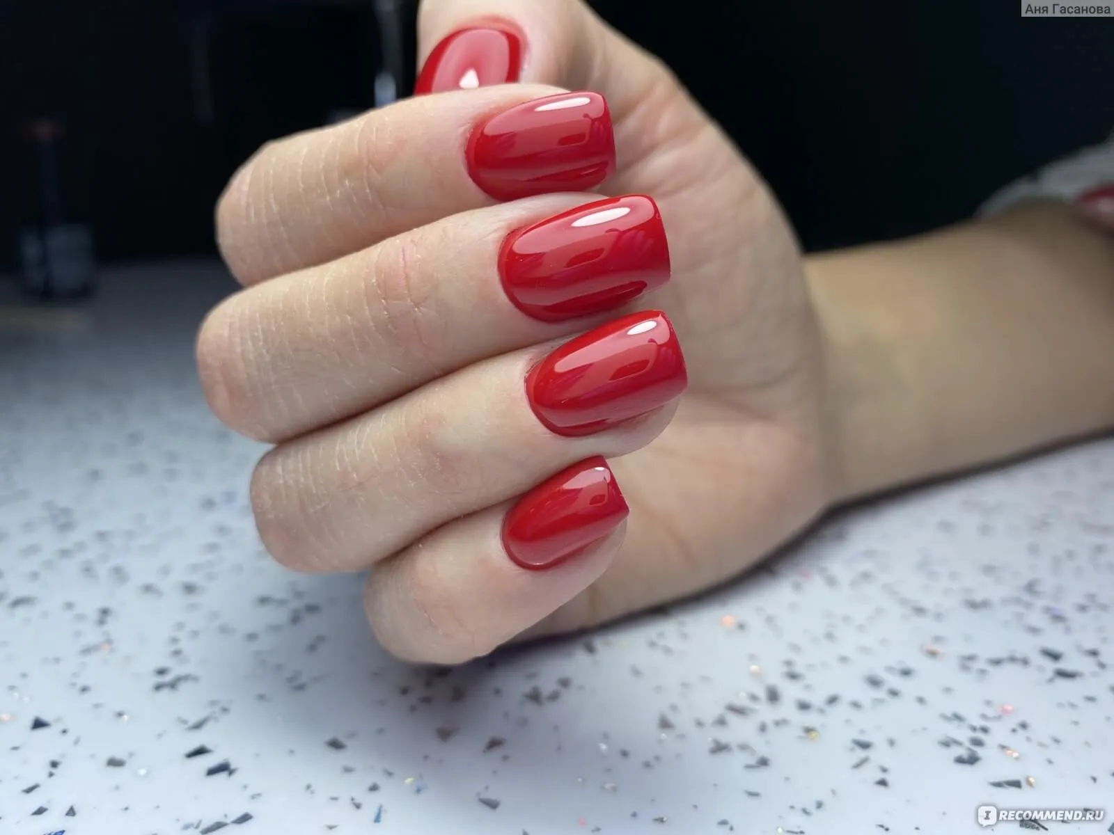 Червоний гель-лак, тренди кольору покриття нігтів 2023 року.